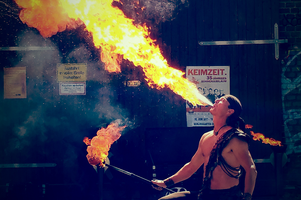 Schlangenshow mit kleiner Feuershow