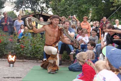 Dschungelshow mit Feuershow am Nachmittag Dschungelshow am Nachmittag